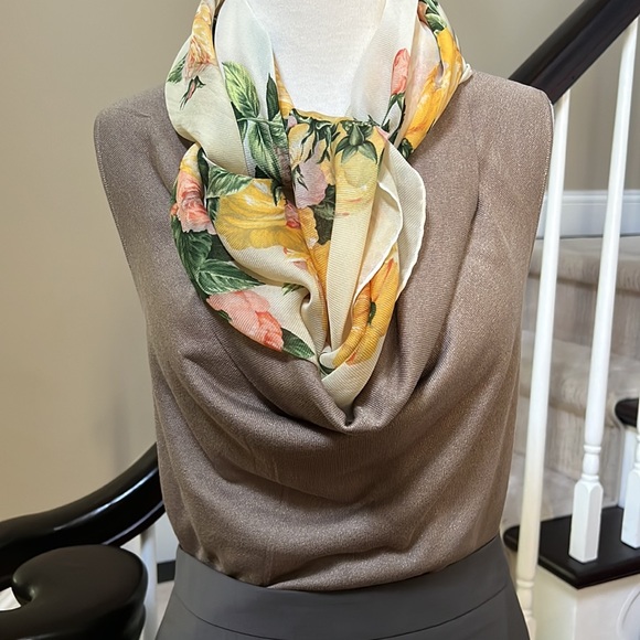 Ann Taylor top. Size S - Picture 4 of 11